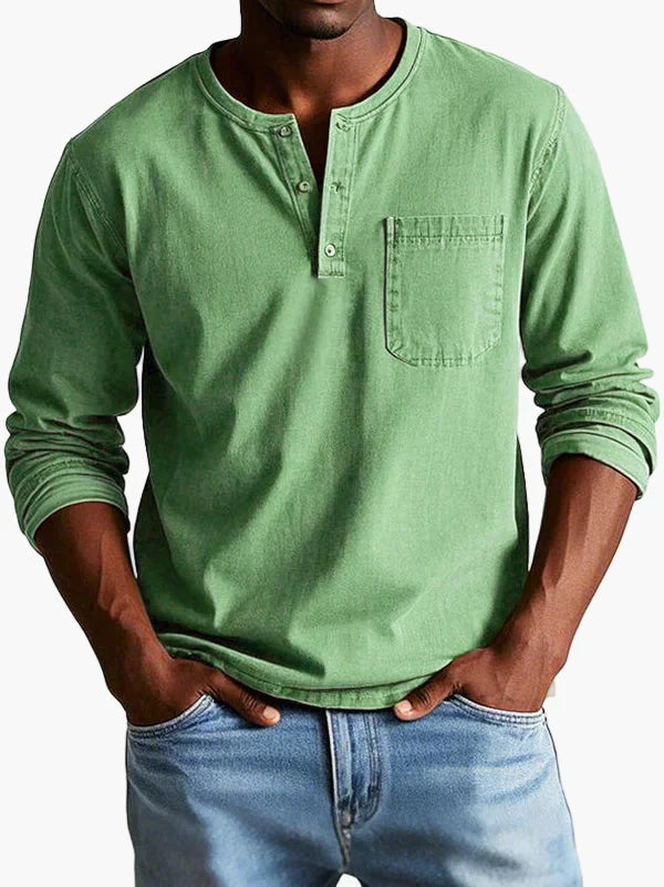 Ensfarvet herreskjorte med rund hals, lange ærmer og brystlomme