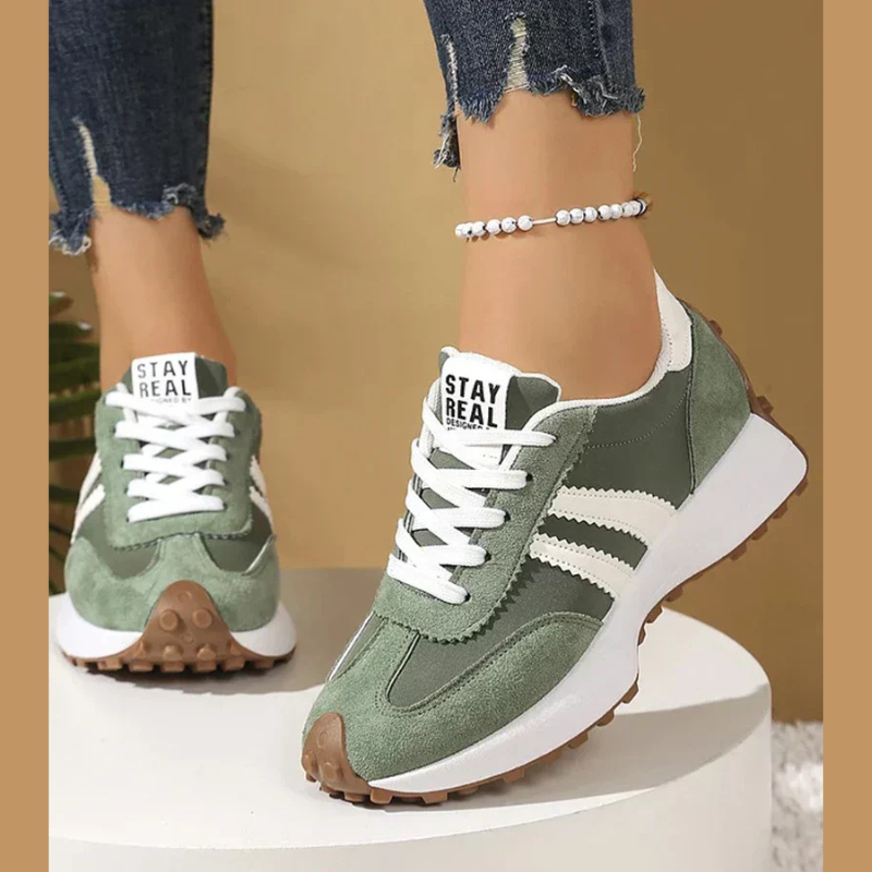 Damesneakers med retrodesign, kontraststriber, snørebånd og kraftig rillet sål