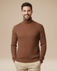 Herre i ensfarvet ribstrikket rullekravesweater med lange ærmer