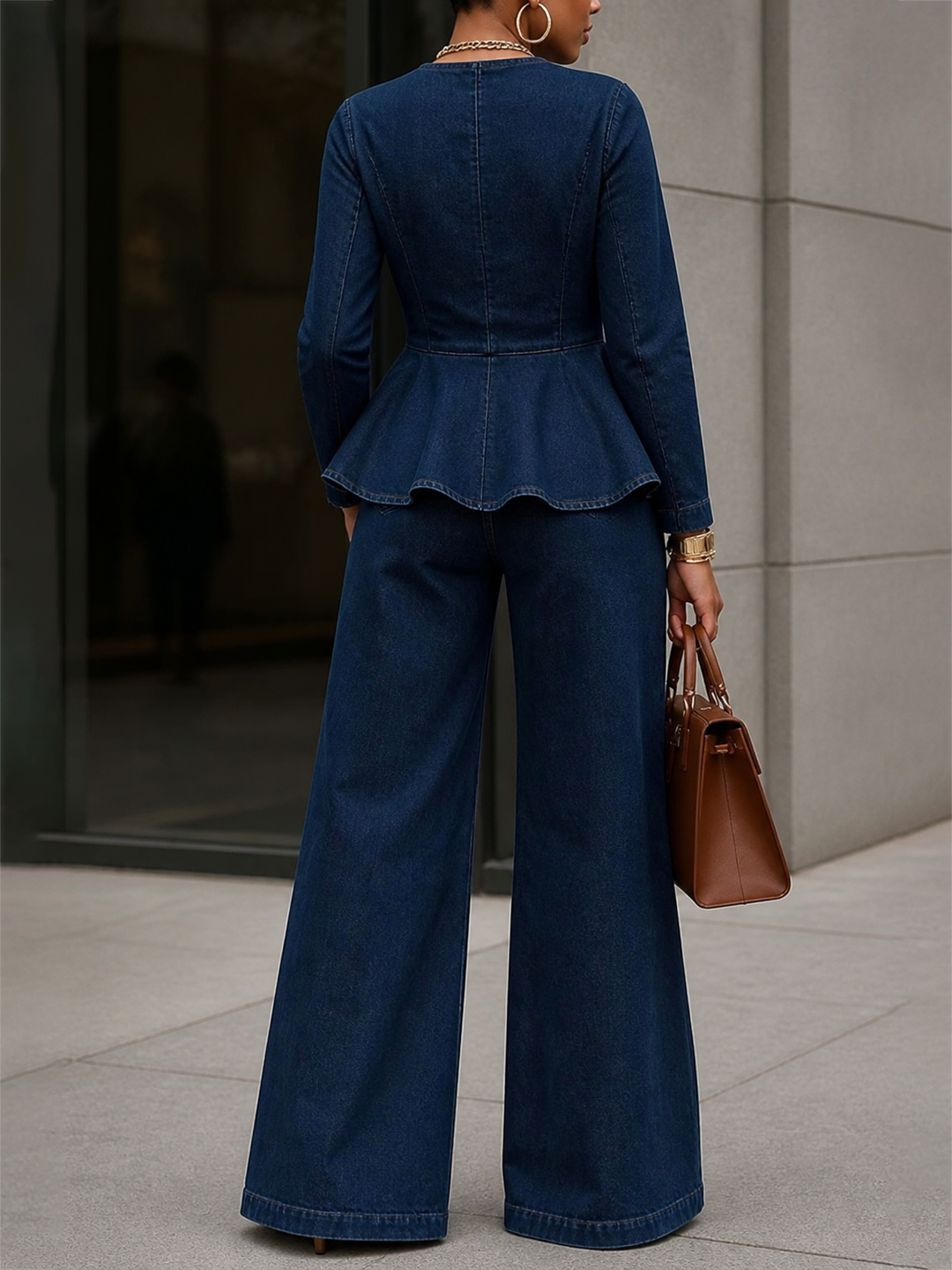 Denimblå damebluse med rund hals, lange ærmer, store knapper og peplumkant