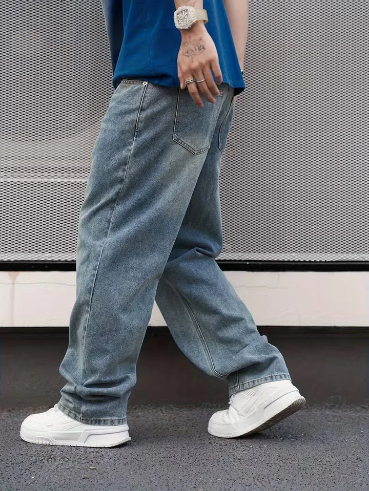 Blå herrejeans med løs pasform og fem lommer