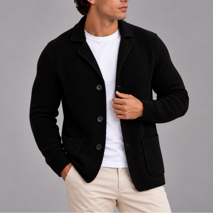 Herre i strikket cardigan med revers, knapper og påsyede lommer