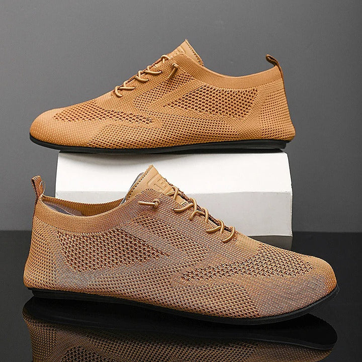 Striksneakers med snørebånd, rund tå og flad sort sål