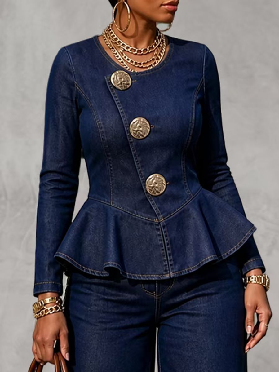 Denimblå damebluse med rund hals, lange ærmer, store knapper og peplumkant