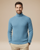 Herre i ensfarvet ribstrikket rullekravesweater med lange ærmer