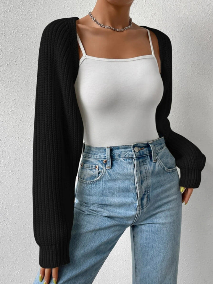 Kort ribstrikket cardigan til kvinder med lange ærmer og åben front
