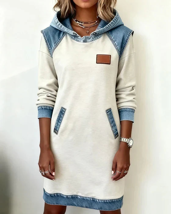 Dame hættkjole med lange ærmer og blå denimdetaljer