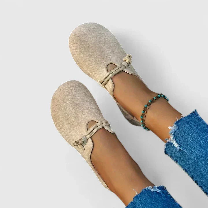 Dame loafers med rund tå, flad sål og dekorativ snor over foden