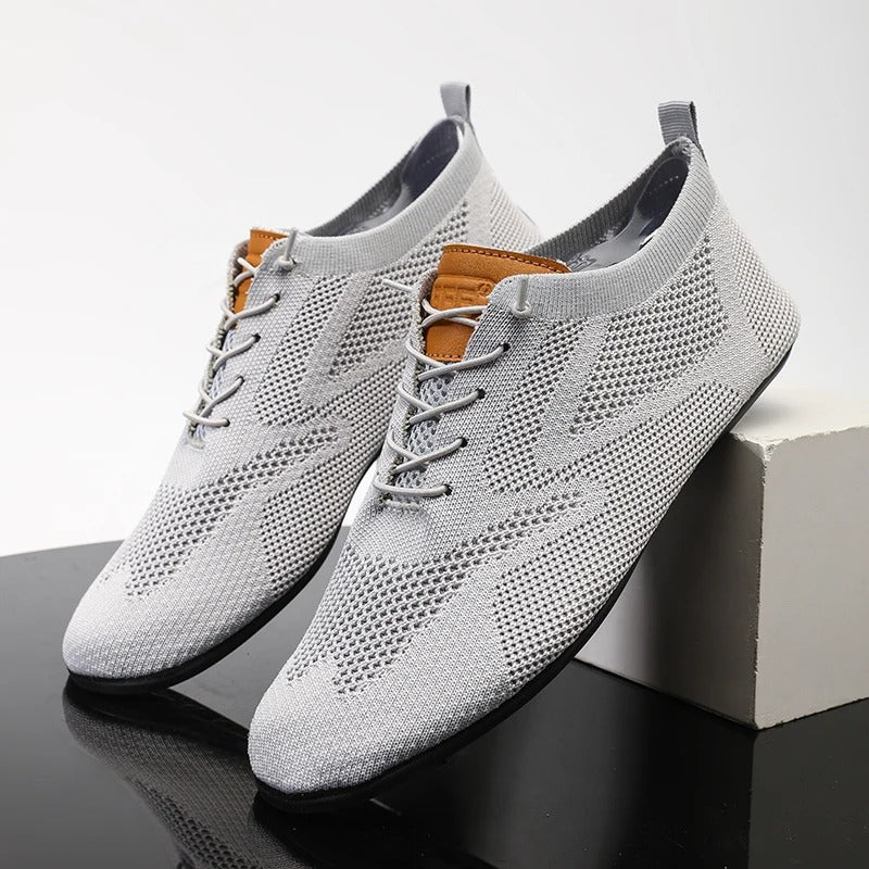 Striksneakers med snørebånd, rund tå og flad sort sål