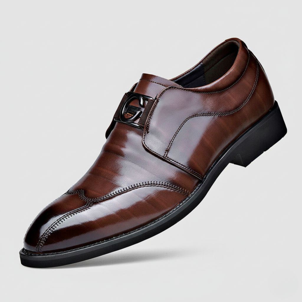 Herreloafers med blank finish og dekorativt metalbeslag