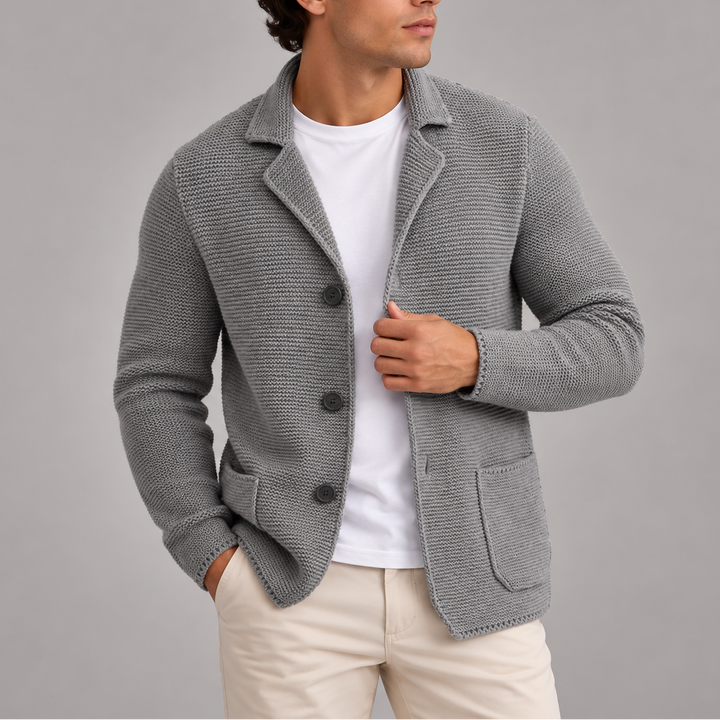 Herre i strikket cardigan med revers, knapper og påsyede lommer