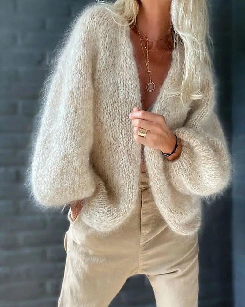 Beige damecardigan med åben front og lange ballonærmer