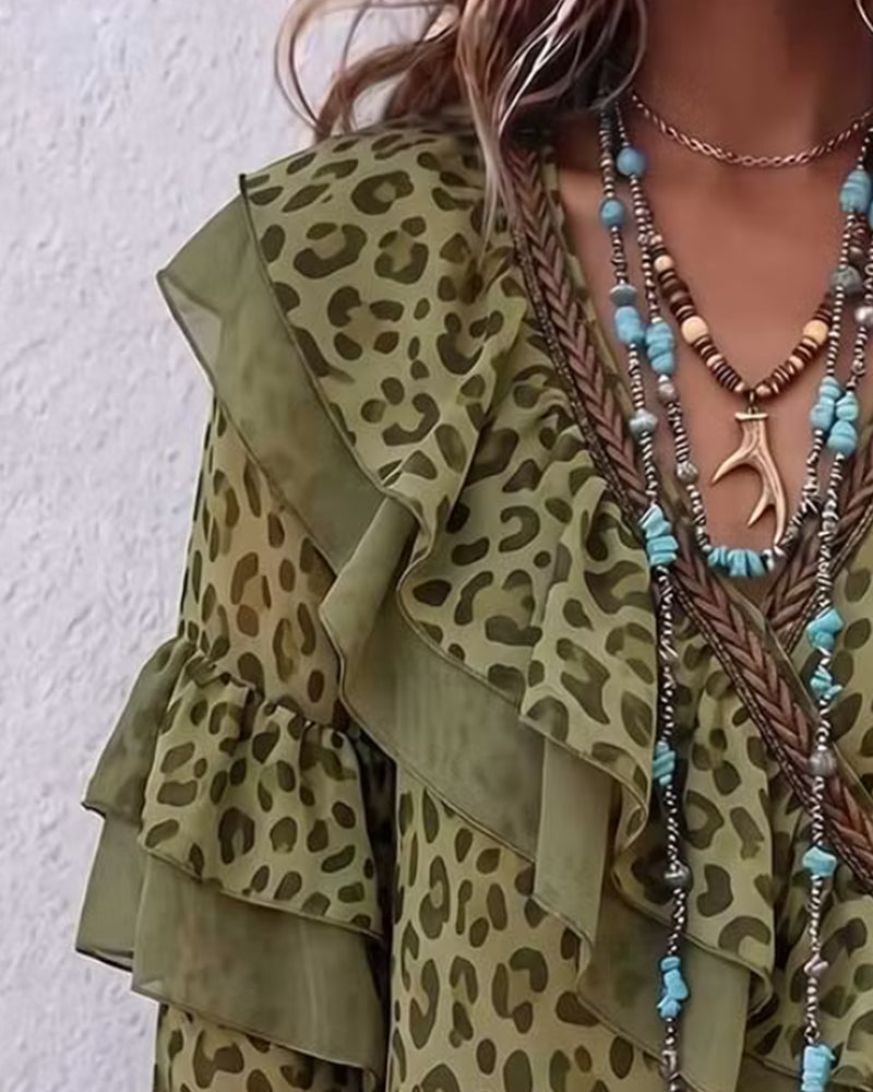 Grøn damebluse med leopardprint, V-hals, trekvartærmer og flæsedetaljer