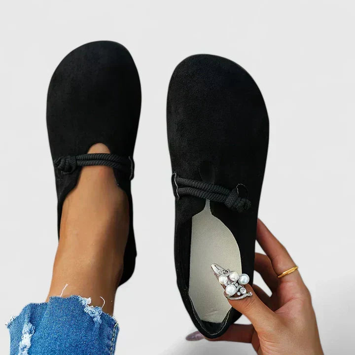 Dame loafers med rund tå, flad sål og dekorativ snor over foden