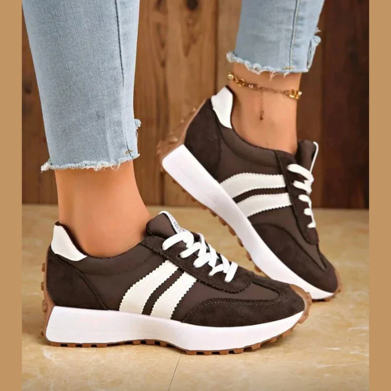 Damesneakers med retrodesign, kontraststriber, snørebånd og kraftig rillet sål