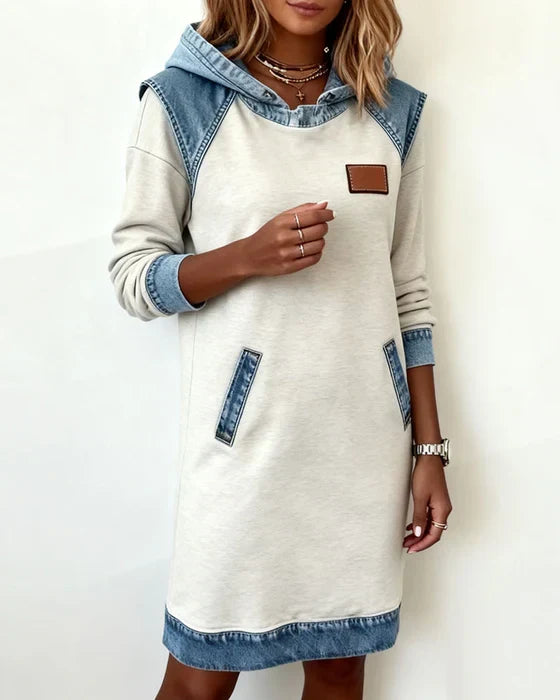Dame hættkjole med lange ærmer og blå denimdetaljer
