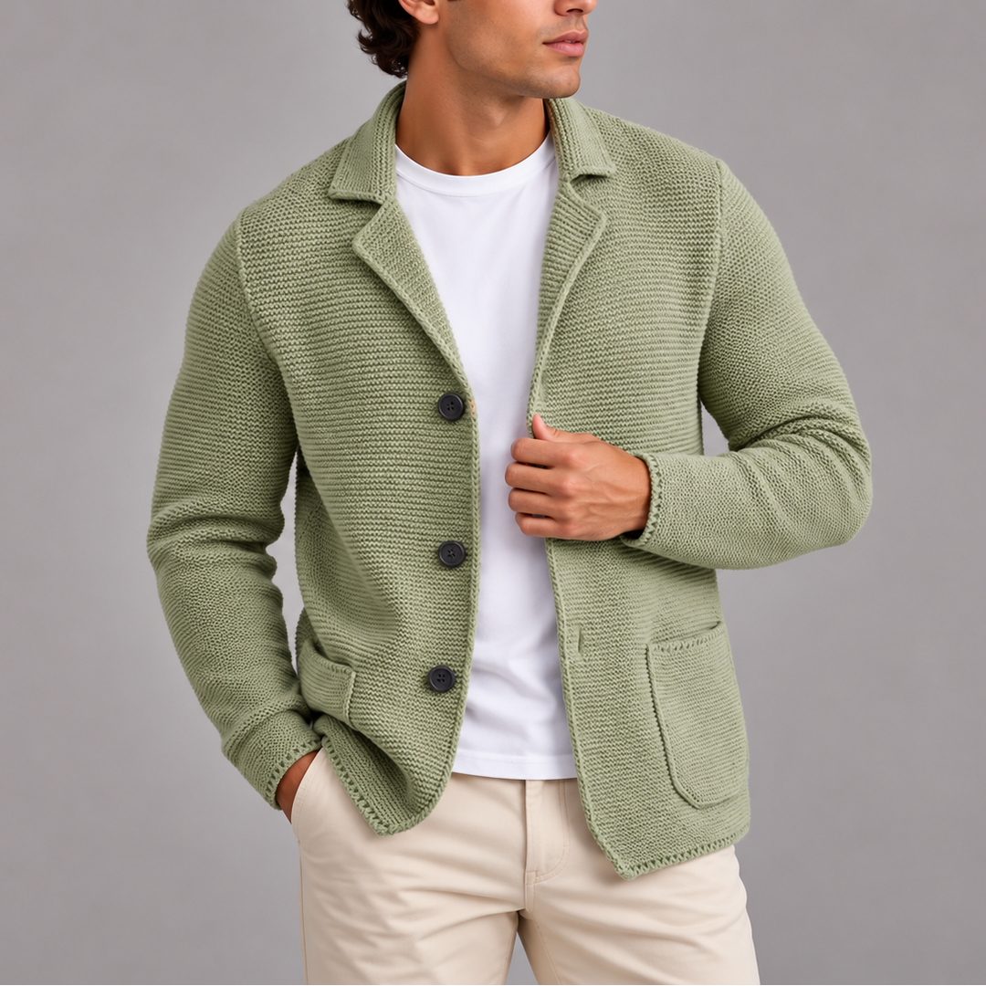 Herre i strikket cardigan med revers, knapper og påsyede lommer