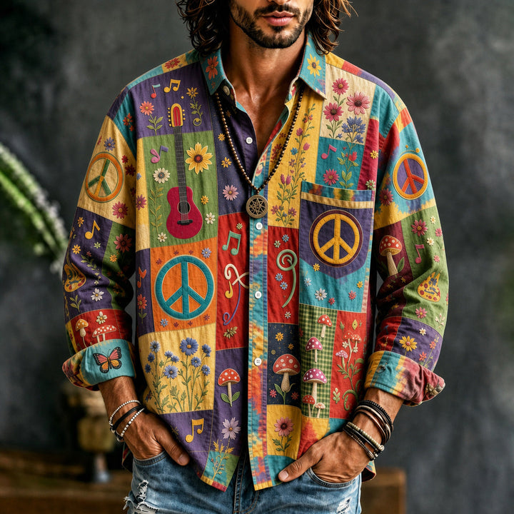 Herreskjorte med farverigt patchworkprint, guitarer, blomster og fredstegn