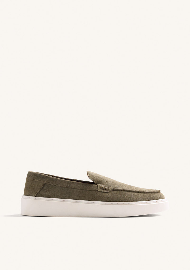 Slip-on loafers med mat overflade og hvid platformsål