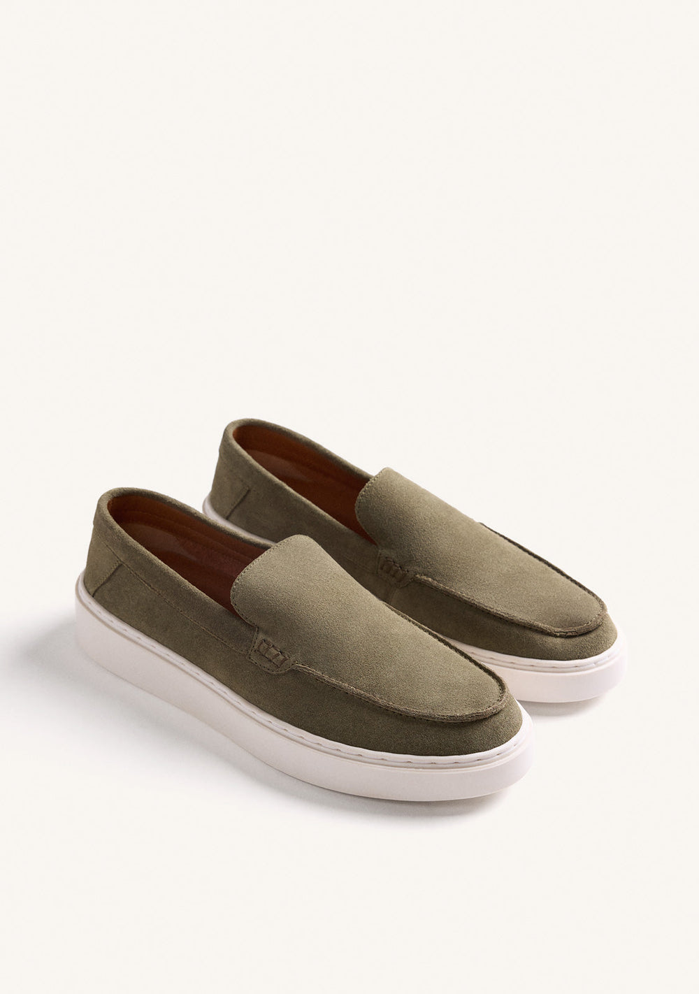 Slip-on loafers med mat overflade og hvid platformsål