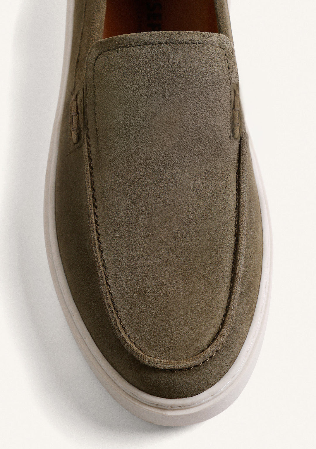 Slip-on loafers med mat overflade og hvid platformsål