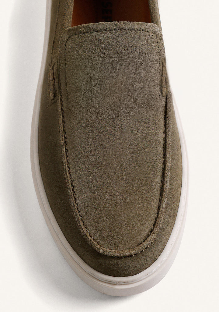 Slip-on loafers med mat overflade og hvid platformsål