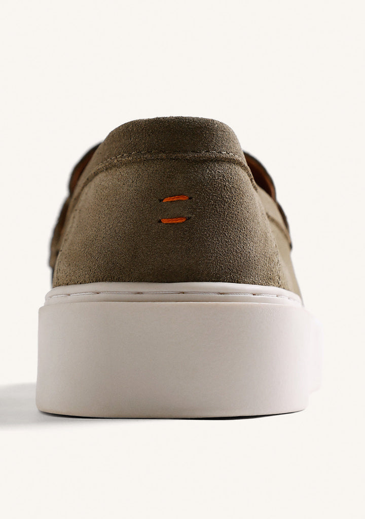 Slip-on loafers med mat overflade og hvid platformsål