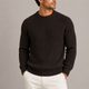 Herre i ribstrikket pullover med rund hals og lange ærmer
