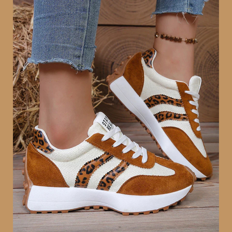 Damesneakers med retrodesign, kontraststriber, snørebånd og kraftig rillet sål
