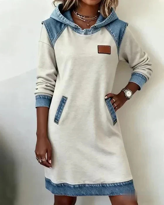 Dame hættkjole med lange ærmer og blå denimdetaljer