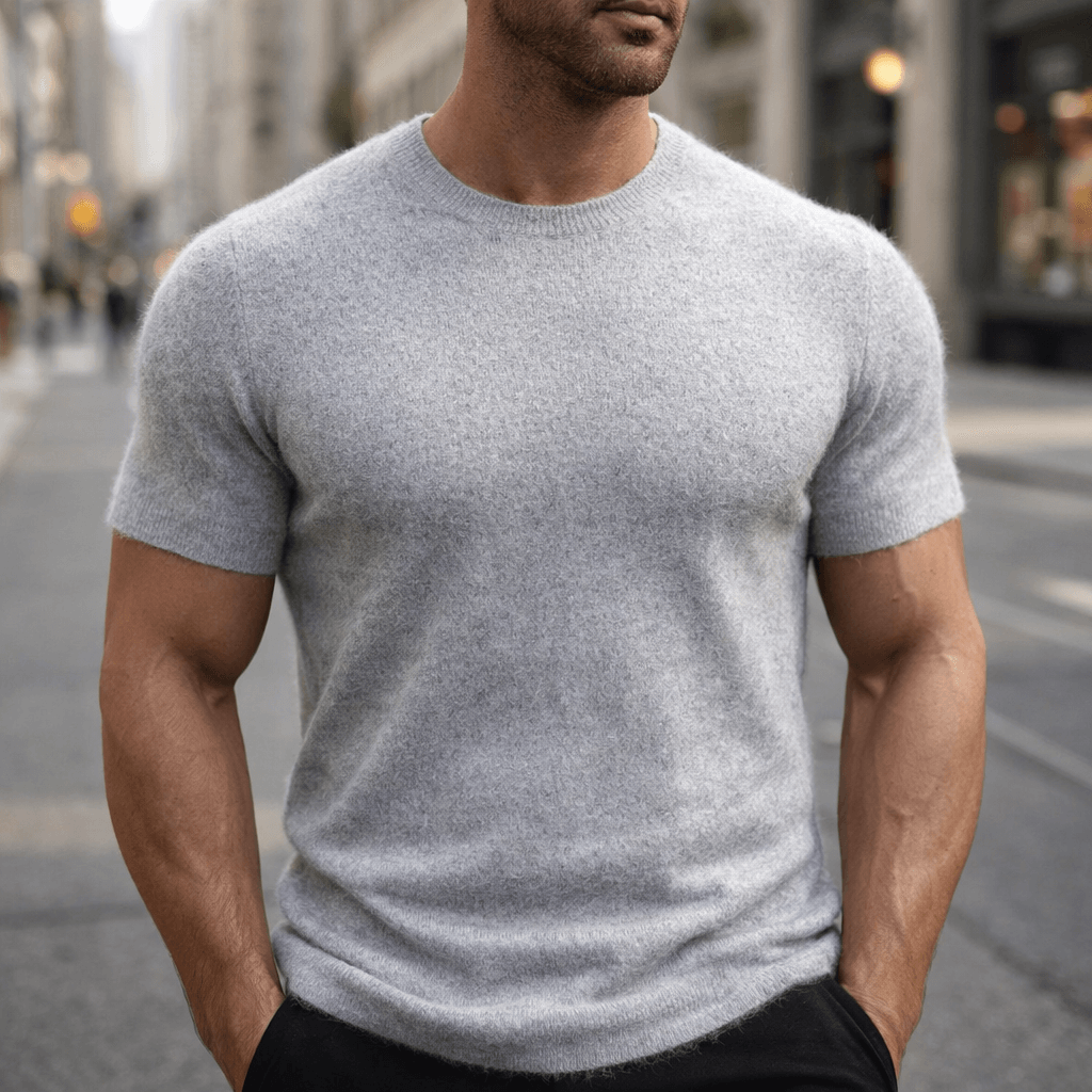 Herre iført ensfarvet strikket T-shirt med rund hals og korte ærmer