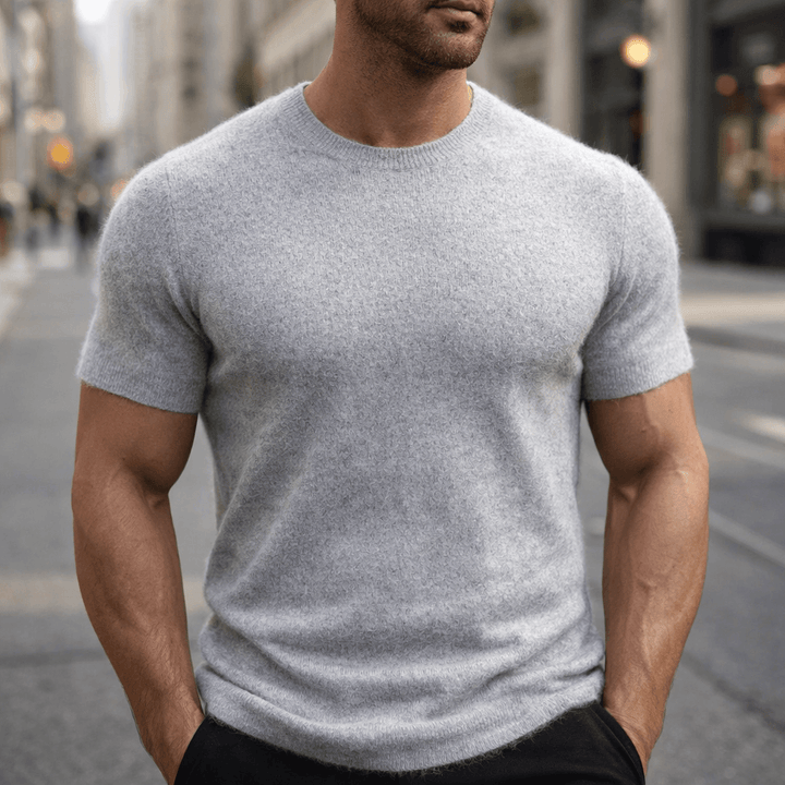 Herre iført ensfarvet strikket T-shirt med rund hals og korte ærmer