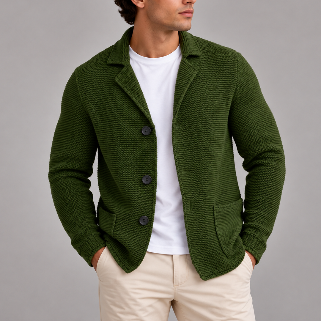 Herre i strikket cardigan med revers, knapper og påsyede lommer