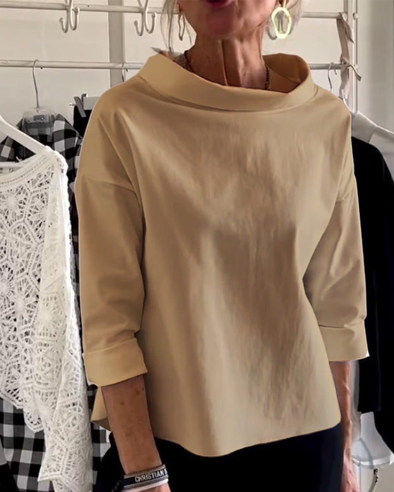 Damebluse med bred rund hals og 3/4-lange ærmer