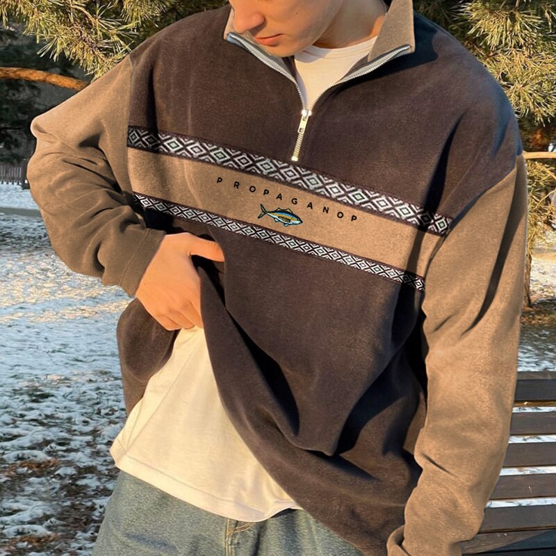 Herre sweatshirt med høj krave, kvart lynlås og grafisk mønster
