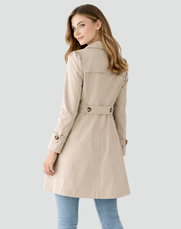 Dame iført trenchcoat med reverskrave, knapper og lange ærmer