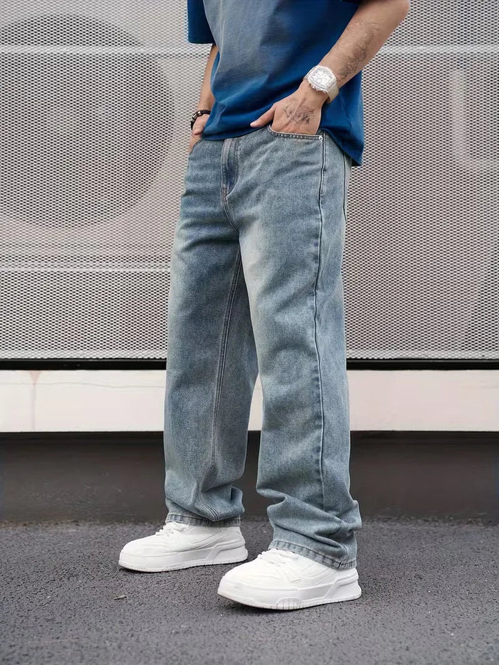 Blå herrejeans med løs pasform og fem lommer