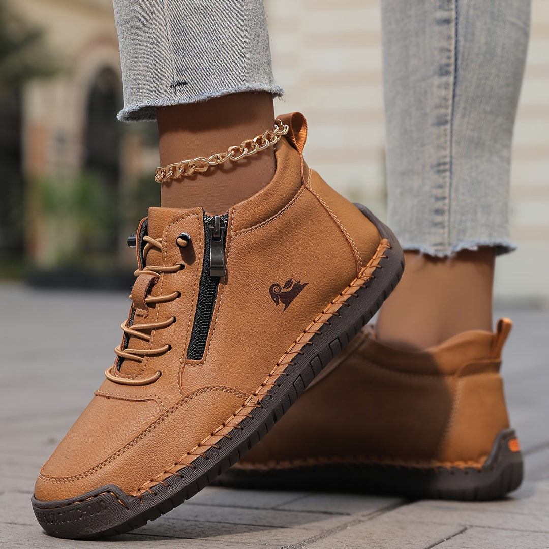 Ankelhøje damesneakers med snørebånd, lynlås i siden og flad sål