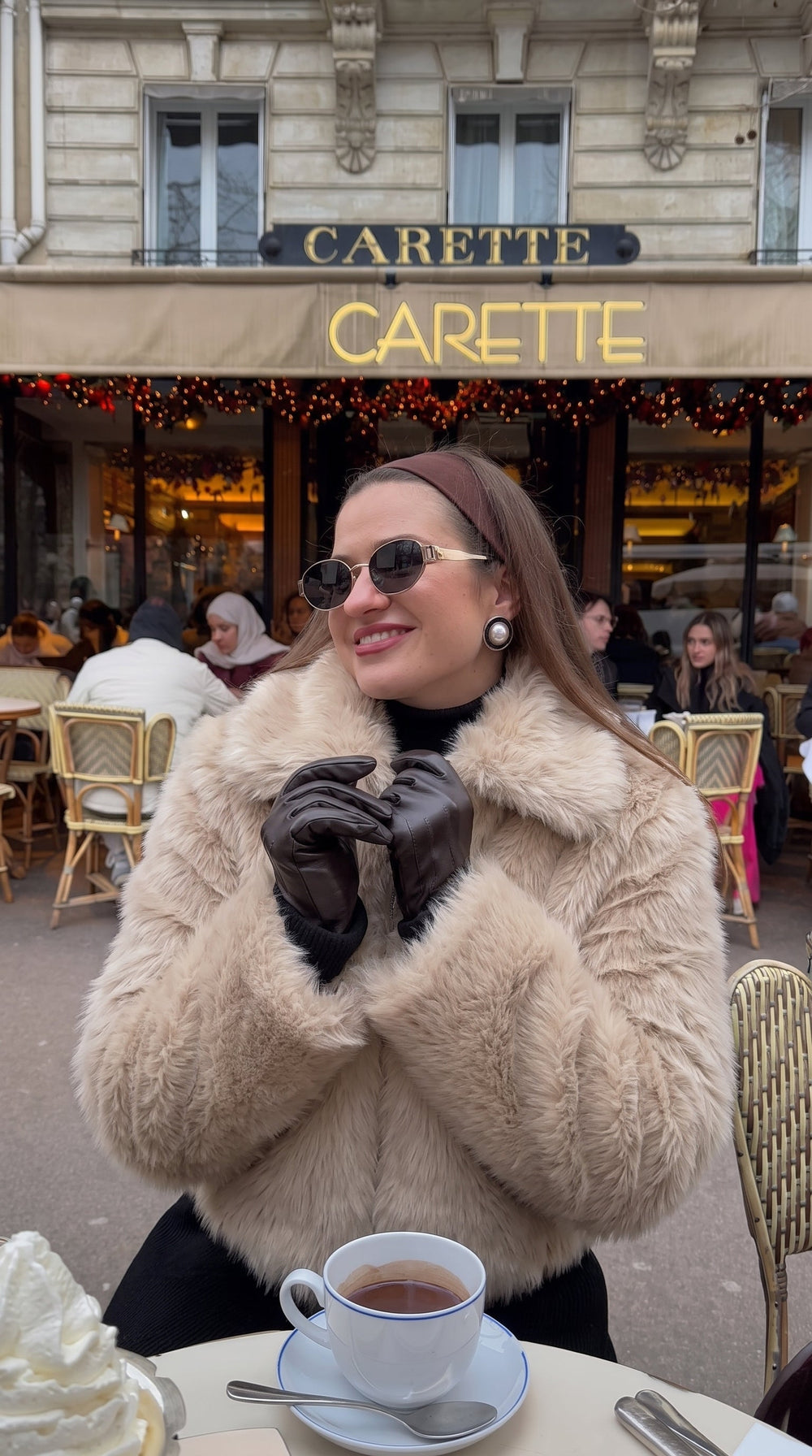 Dame i beige jakke i imiteret pels med stor krave