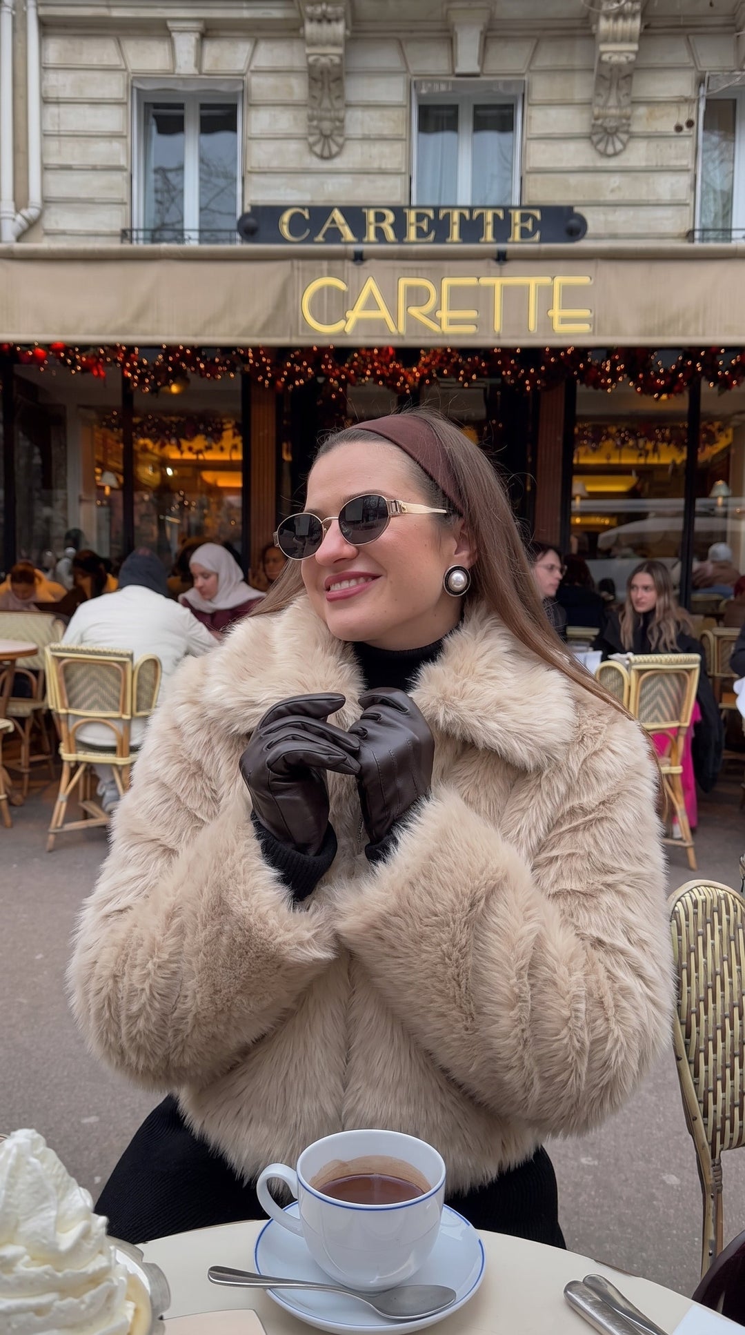 Dame i beige jakke i imiteret pels med stor krave