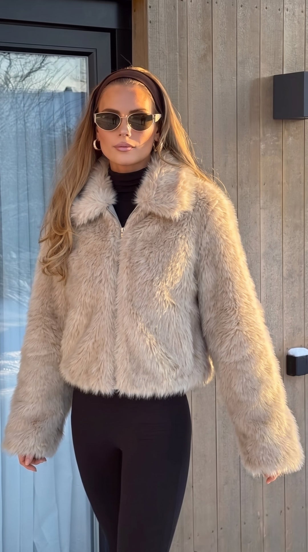 Dame i beige jakke i imiteret pels med stor krave