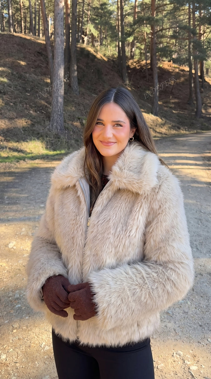 Dame i beige jakke i imiteret pels med stor krave
