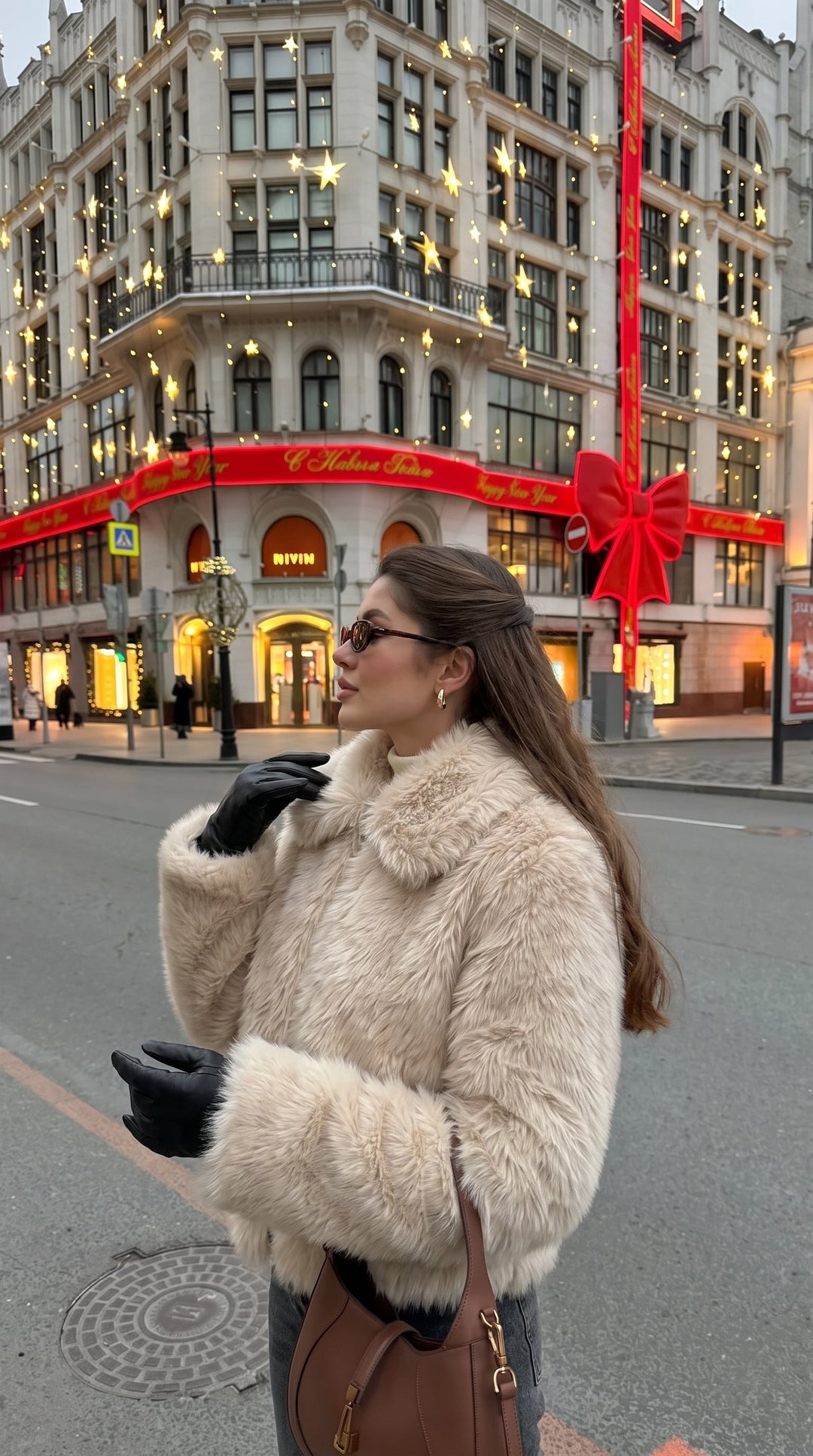 Dame i beige jakke i imiteret pels med stor krave