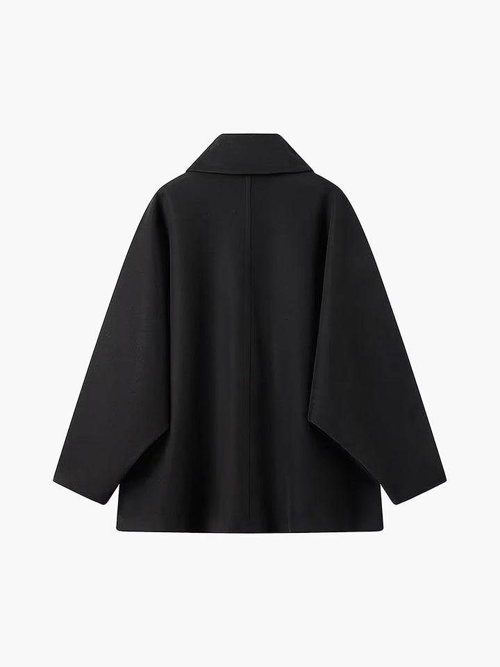 Damefrakke med oversized pasform, stor krave, knapper og skrå lommer