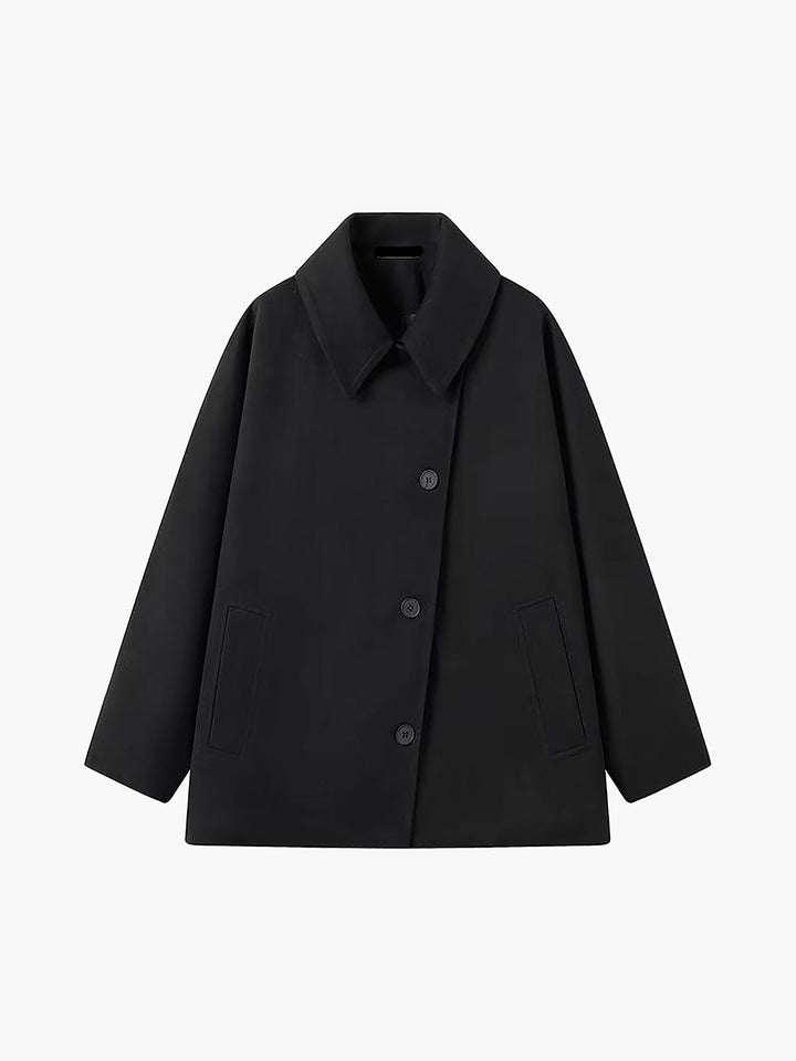 Damefrakke med oversized pasform, stor krave, knapper og skrå lommer