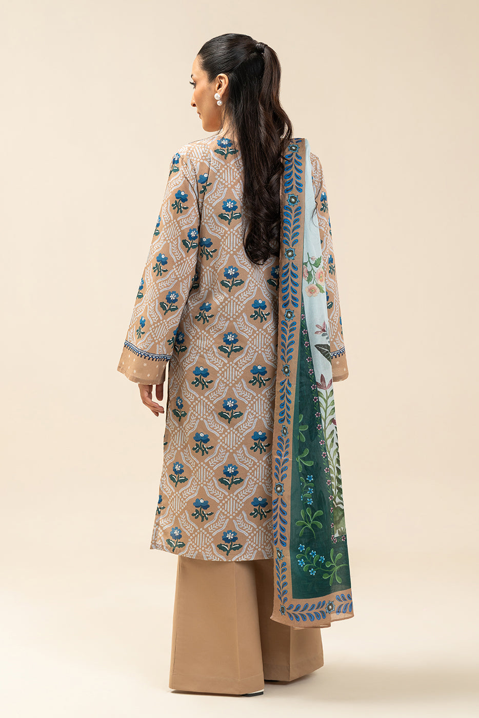 Flerfarvet damesæt med mønstret tunika, brede bukser og tørklæde