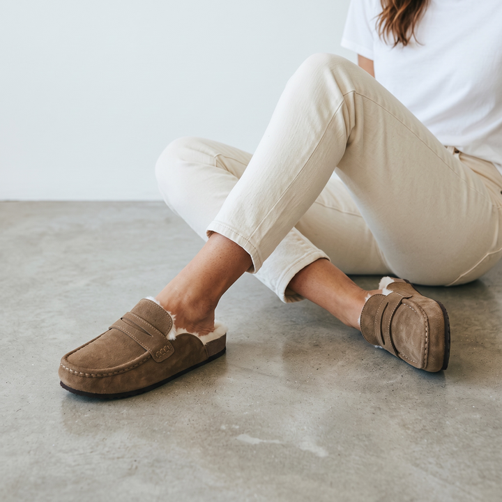 Brune loafer-mules til dame med rund tå, flad sål og lys pelskant