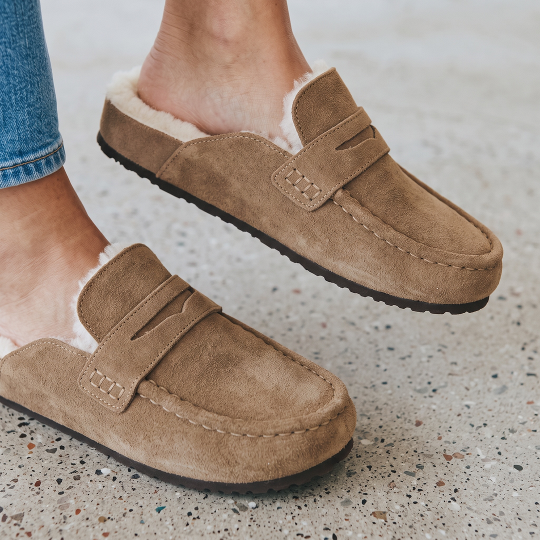 Brune loafer-mules til dame med rund tå, flad sål og lys pelskant