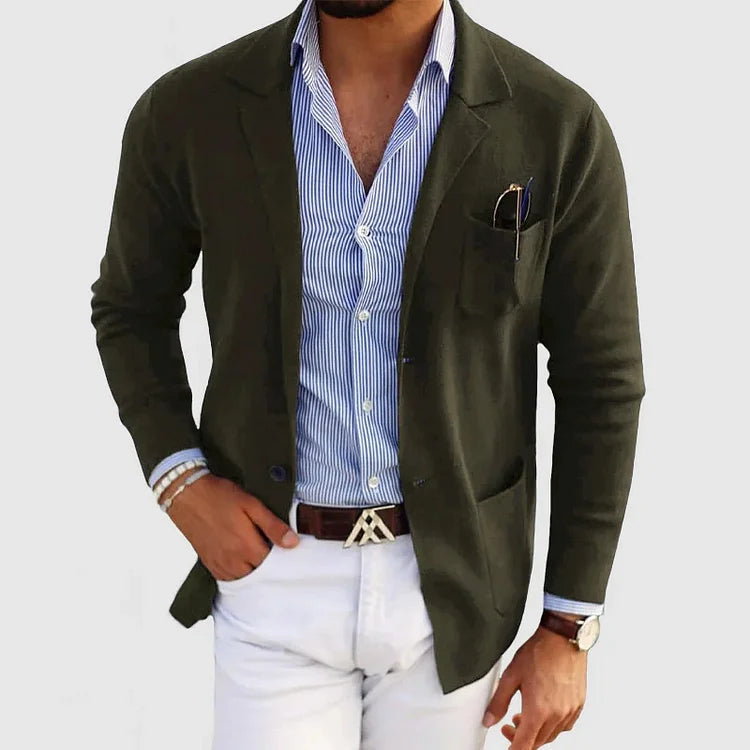 Herreblazer i strikket struktur med revers, knapper og lommer