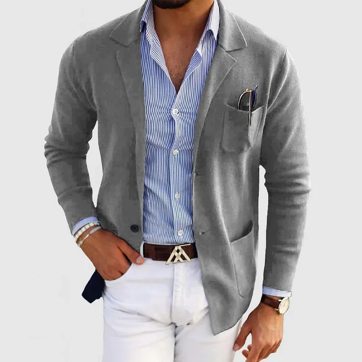 Herreblazer i strikket struktur med revers, knapper og lommer